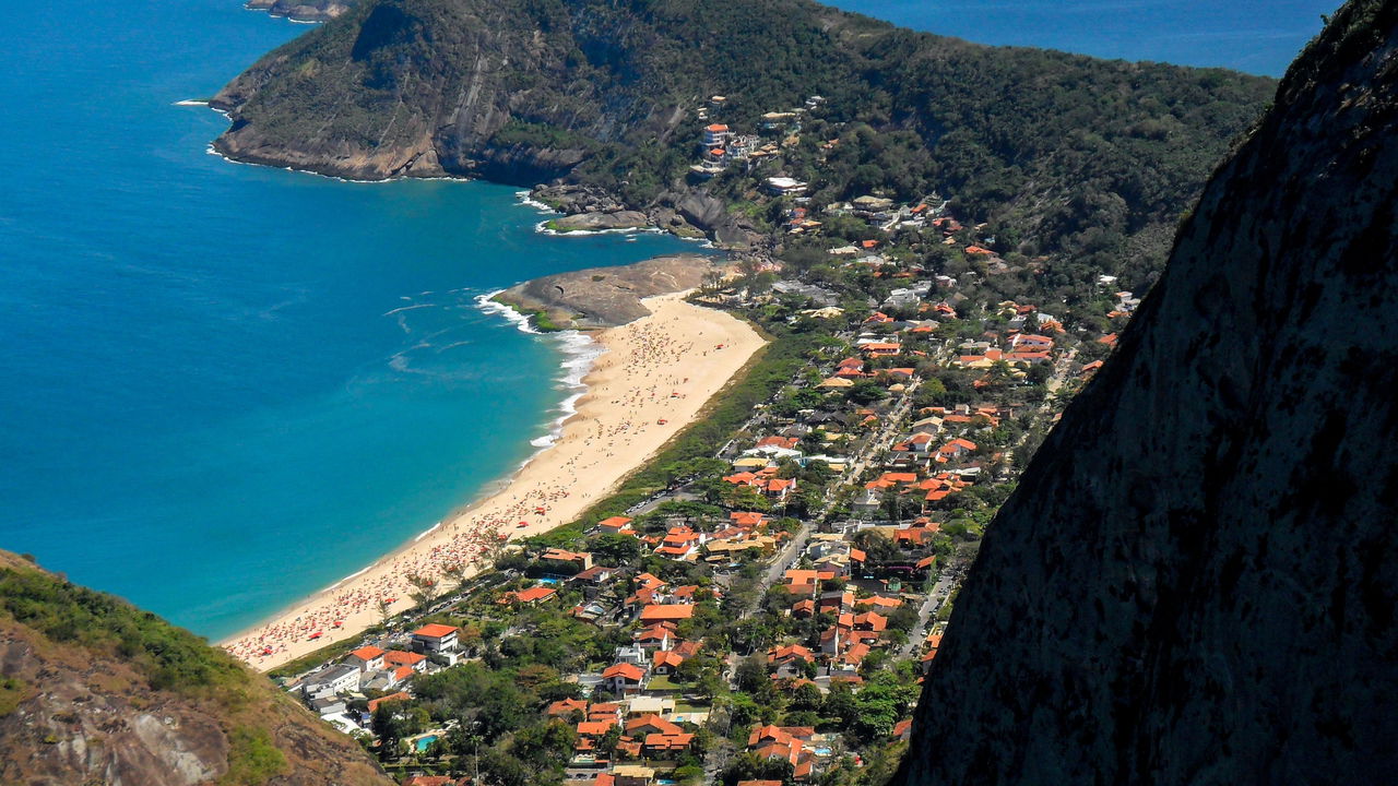 Divisão natural entre áreas de surf e banho garante segurança e diversidade

