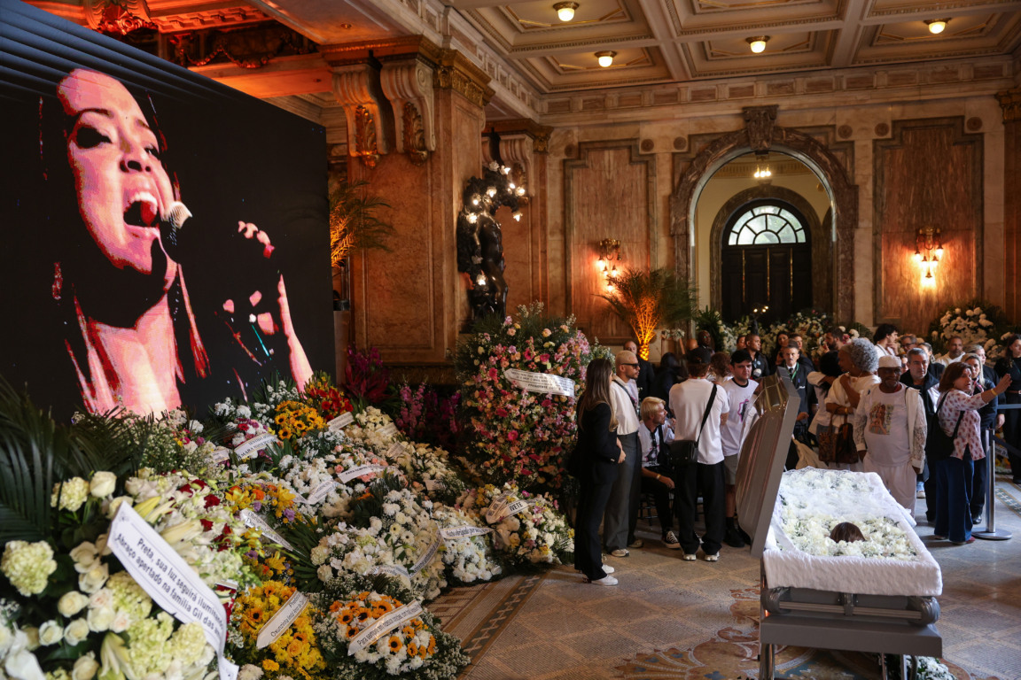 Rio de Janeiro (RJ), 25/07/2025 – Familiares, amigos e fãs dão último adeus à Preta Gil, durante velório no Theatro Municipal do Rio de Janeiro. Foto: Tomaz Silva/Agência Brasil Rio de Janeiro (RJ), 25/07/2025 – Familiares, amigos e fãs dão último adeus à Preta Gil, durante velório no Theatro Municipal do Rio de Janeiro. Foto: Tomaz Silva/Agência Brasil