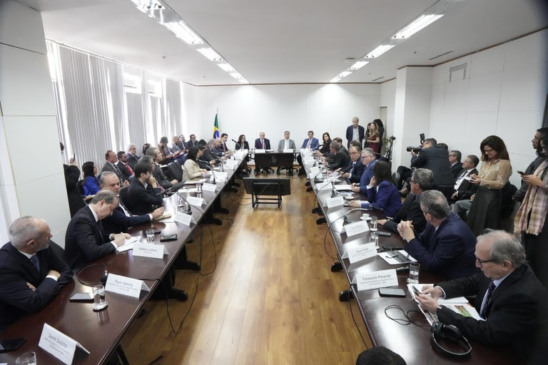Além de Alckmin, Rui Costa e Fernando Haddad participaram do encontro representantes de empresas e entidades de setores estratégicos, como Embraer, Weg, Tupy, Instituto Aço Brasil, Fiesp, Abimaq, Abicalçados, ABAL, ABIT, IBÁ, ABIMCI, Sindipeças, Sindifer, Centrorochas, Abrafe e RIMA - Foto: Cadu Gomes/VPR