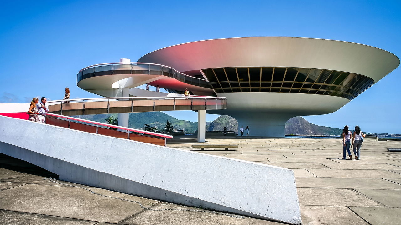 Projetado por Niemeyer, o museu parece flutuar sobre a Baía de Guanabara.