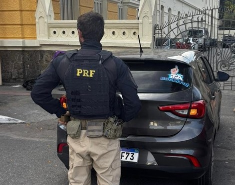 PRF recupera carro furtado em Niterói | Divulgação