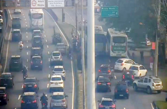 A pista lateral da Avenida Ayrton Senna está interditada no sentido Linha Amarela, altura do Senac, em função de uma ocorrência policial. 