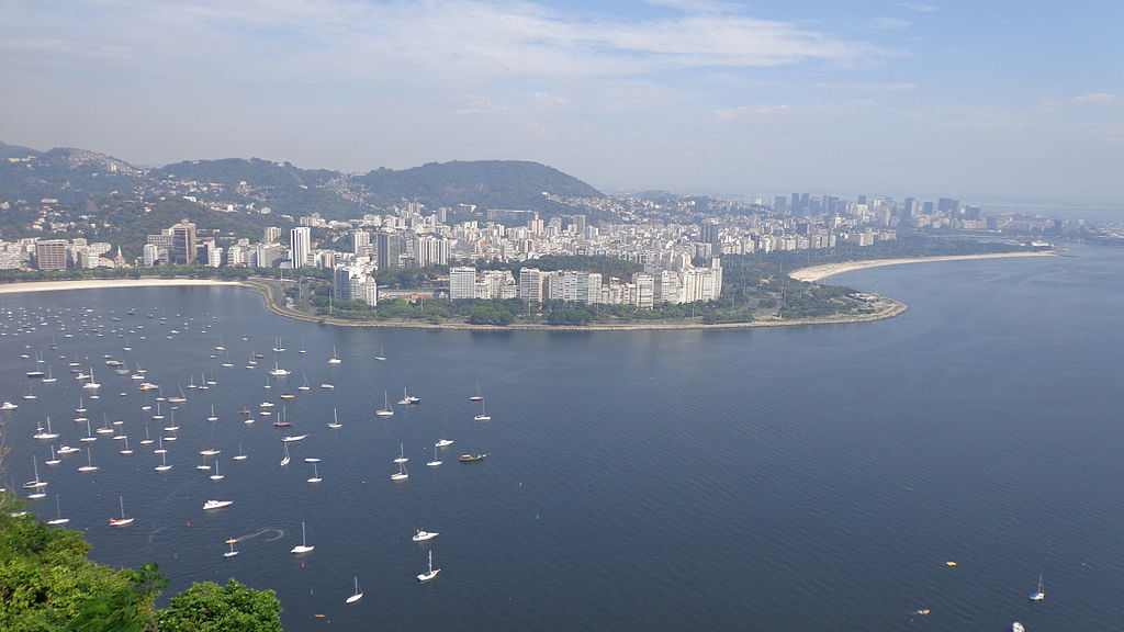 O Aterro do Flamengo se destaca como um dos espaços públicos mais emblemáticos do Rio de Janeiro por sua combinação de paisagismo, esporte e cultura