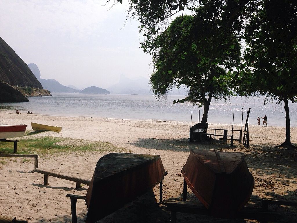 Localizada entre o mar e a vegetação, a praia secreta dos moradores locais em Niterói atrai quem deseja sossego e paisagens preservadas. A Praia de Adão e Eva é reconhecida por sua discrição