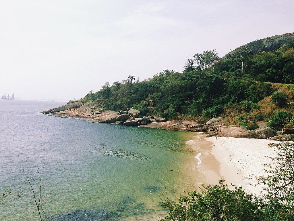 Localizada entre o mar e a vegetação, a praia secreta dos moradores locais em Niterói atrai quem deseja sossego e paisagens preservadas. A Praia de Adão e Eva é reconhecida por sua discrição