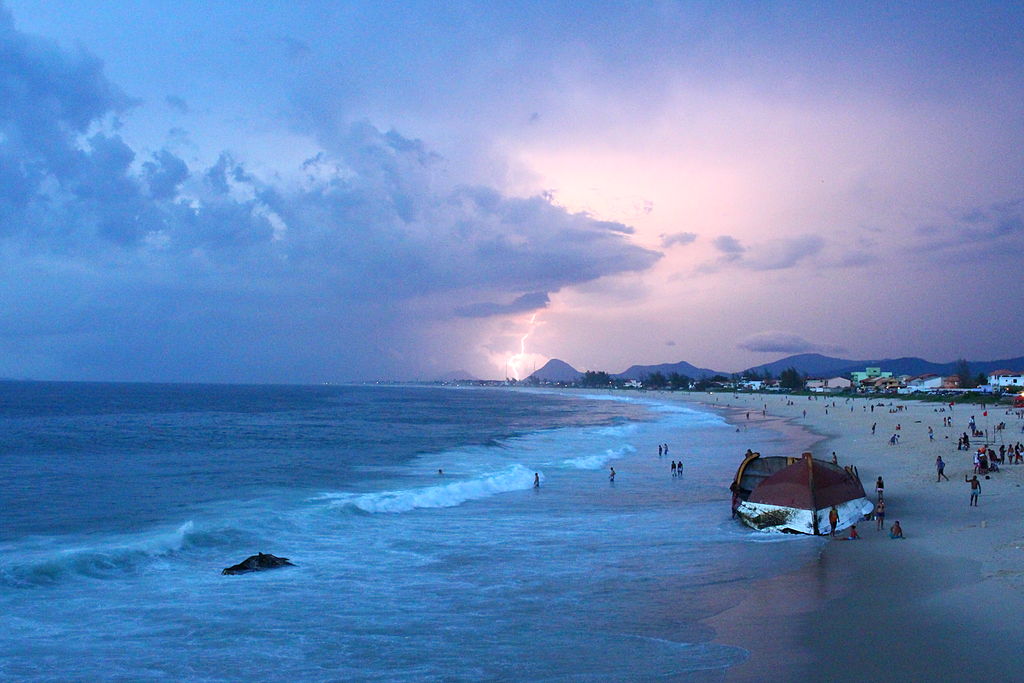 Praia de Ponta Negra, a cerca de 50 km de Niterói, reúne ambiente rústico, natureza preservada e um farol marcante que atravessa décadas