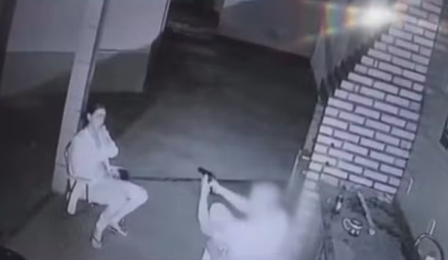 Imagens divulgadas mostram Renato apontando uma arma para Shayene | Reprodução
