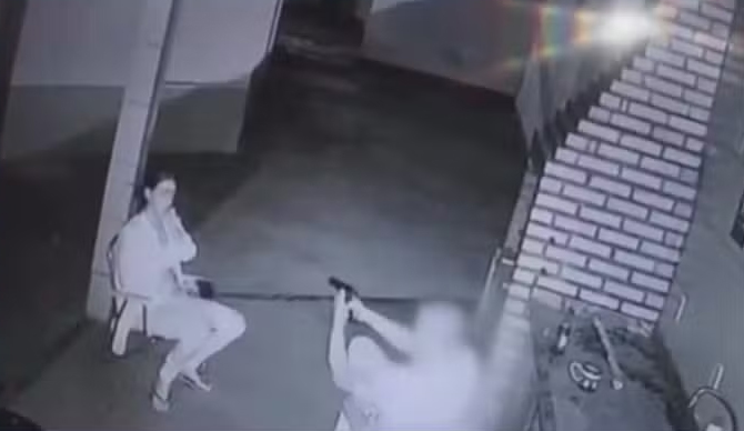 Imagens divulgadas mostram Renato apontando uma arma para Shayene | Reprodução