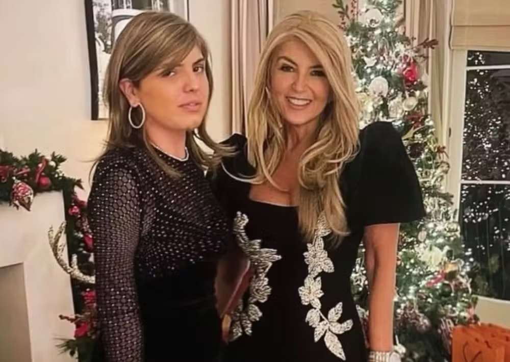 Marissa Laimou (à esquerda) e a sua mãe, Bessy | Foto: Reprodução/X