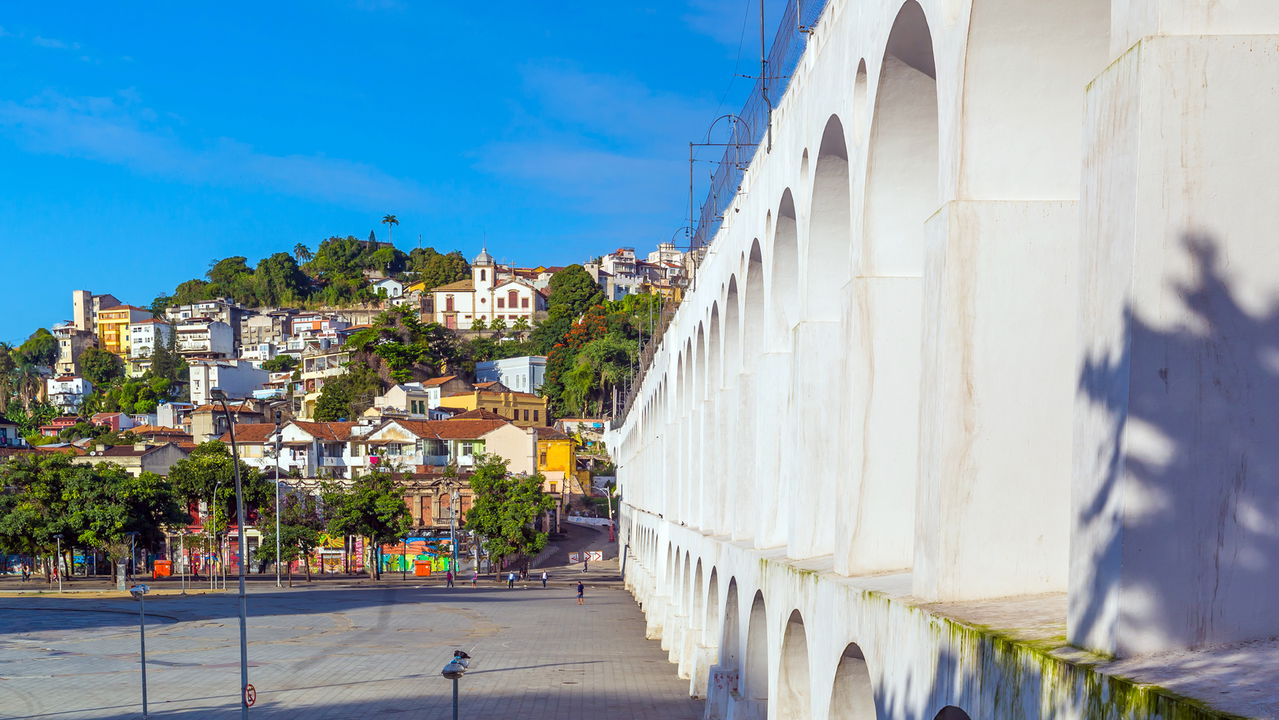 Santa Teresa é um dos bairros mais emblemáticos do Rio de Janeiro, reconhecido por suas ladeiras históricas que guardam vivências marcantes e influenciam a rotina carioca.