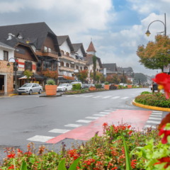 A Avenida Borges de Medeiros em Gramado é reconhecida como o coração pulsante da cidade, reunindo elegância, tradição e diversidade cultural