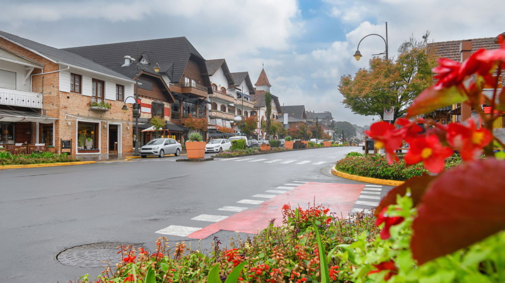 A Avenida Borges de Medeiros em Gramado é reconhecida como o coração pulsante da cidade, reunindo elegância, tradição e diversidade cultural