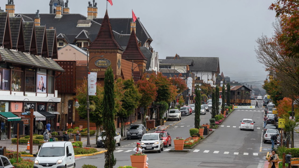 A Avenida Borges de Medeiros em Gramado é reconhecida como o coração pulsante da cidade, reunindo elegância, tradição e diversidade cultural