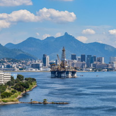 Travessia Rio-Niterói de barco encanta com paisagens e história