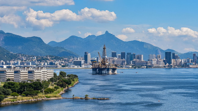 Travessia Rio-Niterói de barco encanta com paisagens e história