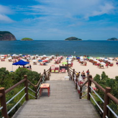 Praia de águas cristalinas