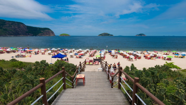 Praia de águas cristalinas