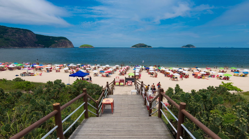 Praia de águas cristalinas Praia de águas cristalinas