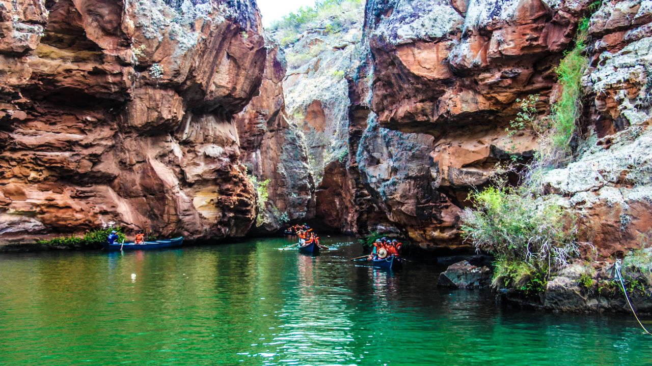Explorar o Cânion do Rio São Francisco em Canindé de São Francisco é uma oportunidade ímpar de contato com a natureza nordestina