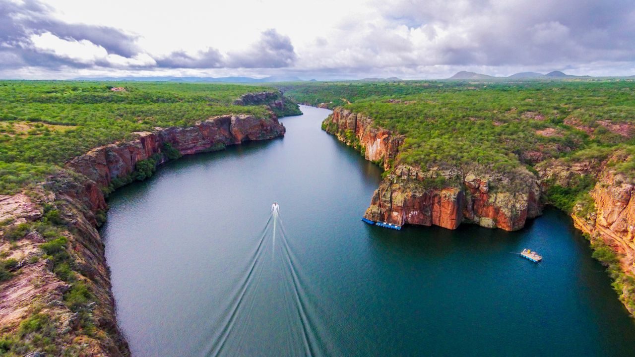 Explorar o Cânion do Rio São Francisco em Canindé de São Francisco é uma oportunidade ímpar de contato com a natureza nordestina