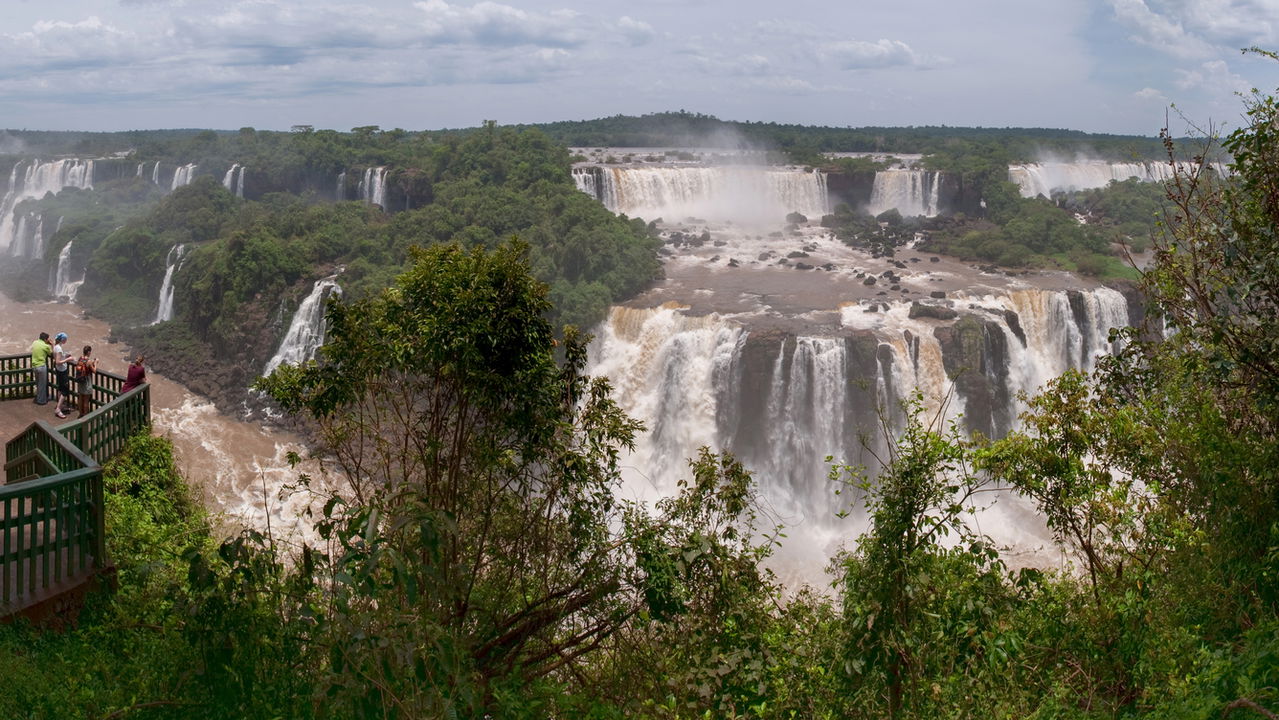 Sentir a força das Cataratas do Iguaçu na região de Foz do Iguaçu é entrar em contato direto com uma das maravilhas naturais mais poderosas da América do Sul