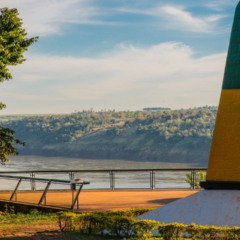 Sentir a força das Cataratas do Iguaçu na região de Foz do Iguaçu é entrar em contato direto com uma das maravilhas naturais mais poderosas da América do Sul