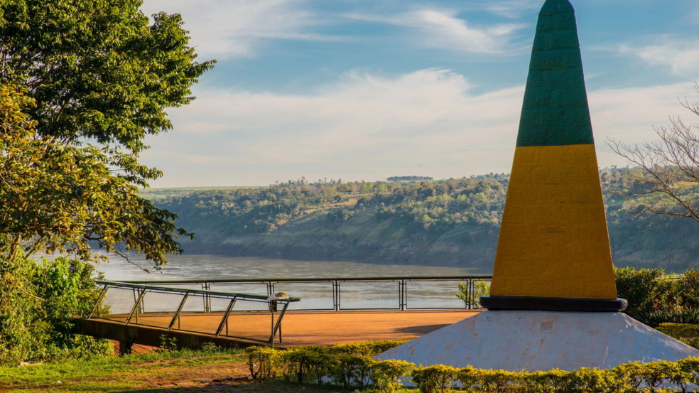Sentir a força das Cataratas do Iguaçu na região de Foz do Iguaçu é entrar em contato direto com uma das maravilhas naturais mais poderosas da América do Sul