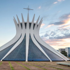 A Catedral Metropolitana de Brasília figura como uma das obras mais icônicas da arquitetura moderna no Brasil