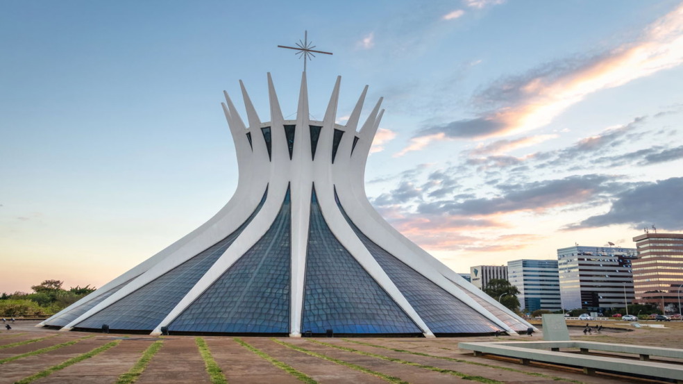 A Catedral Metropolitana de Brasília figura como uma das obras mais icônicas da arquitetura moderna no Brasil
