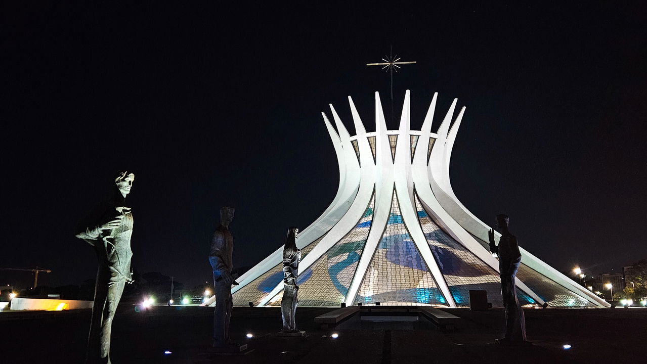 A Catedral Metropolitana de Brasília figura como uma das obras mais icônicas da arquitetura moderna no Brasil