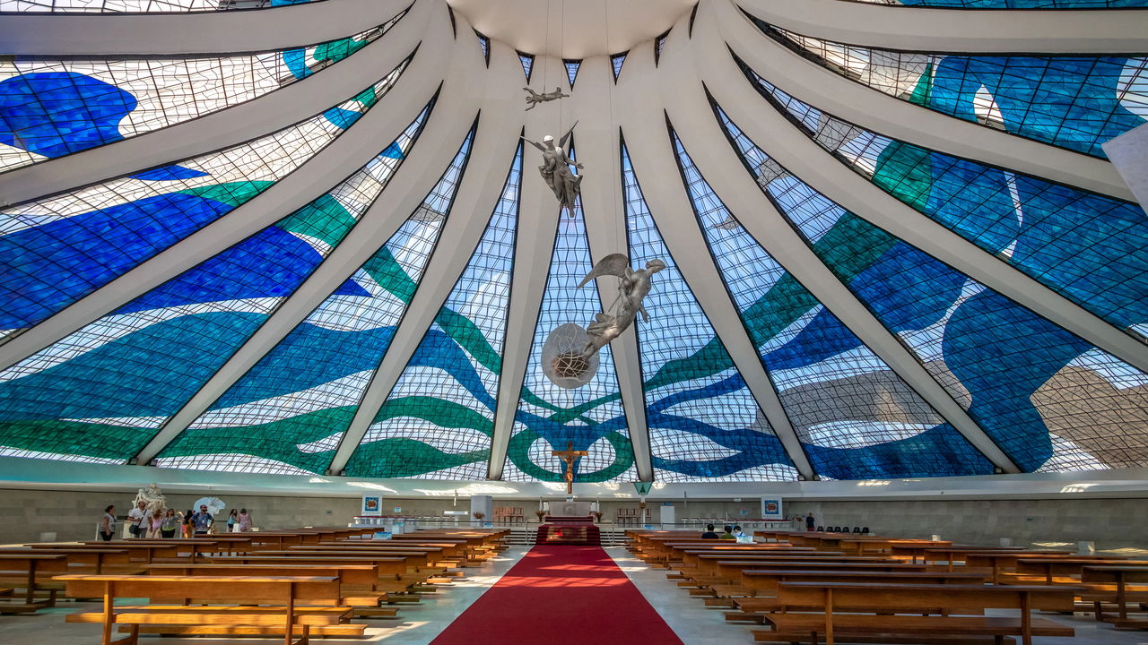 A Catedral Metropolitana de Brasília figura como uma das obras mais icônicas da arquitetura moderna no Brasil