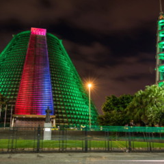 A Catedral Metropolitana em formato de cone desperta atenção não apenas por sua arquitetura singular, mas também pelos elementos históricos e simbólicos que a cercam