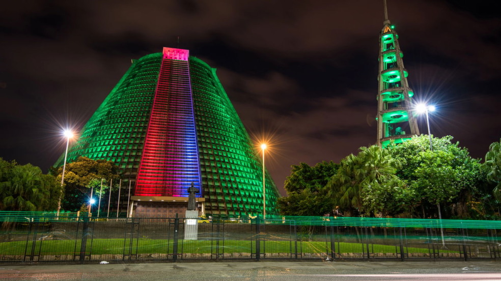 A Catedral Metropolitana em formato de cone desperta atenção não apenas por sua arquitetura singular, mas também pelos elementos históricos e simbólicos que a cercam