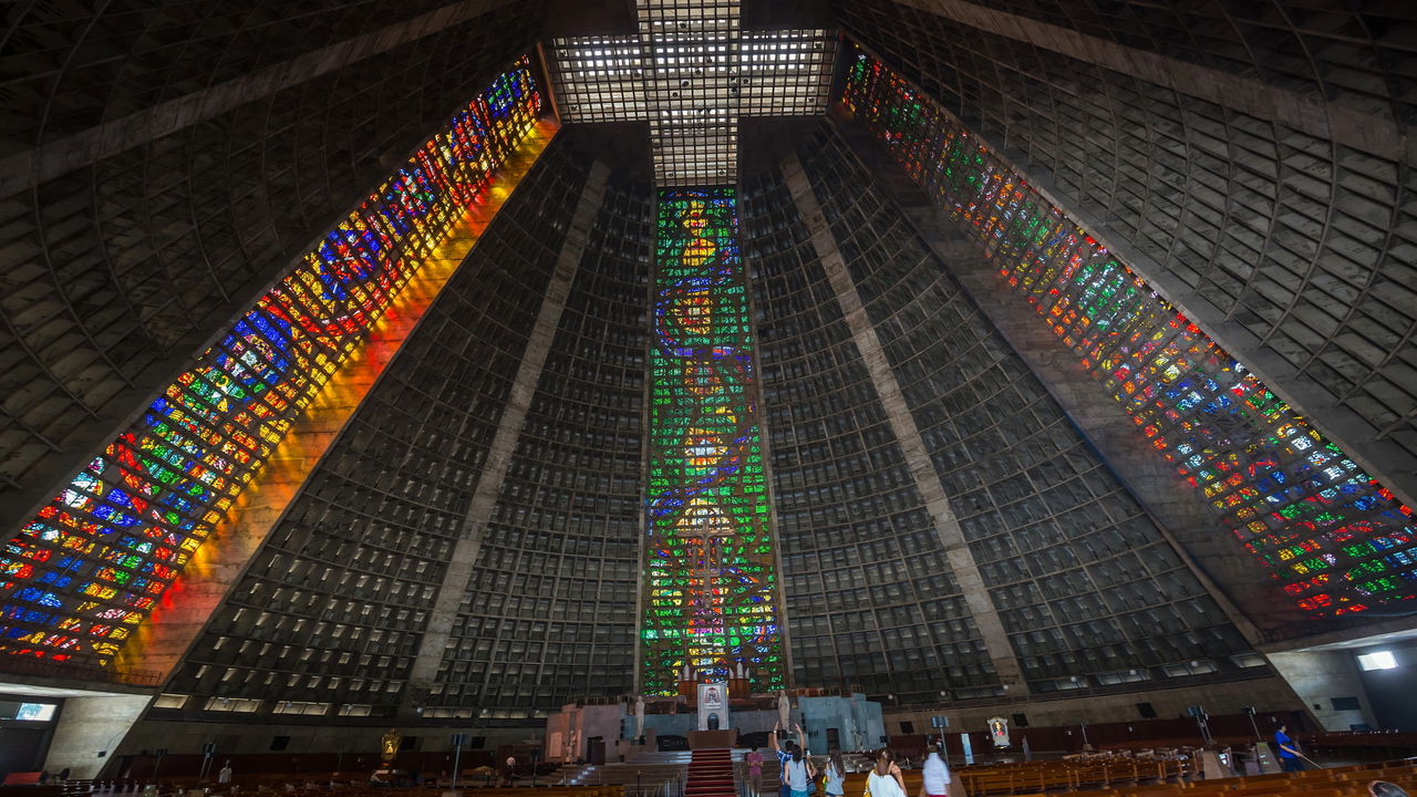 A Catedral Metropolitana em formato de cone desperta atenção não apenas por sua arquitetura singular, mas também pelos elementos históricos e simbólicos que a cercam