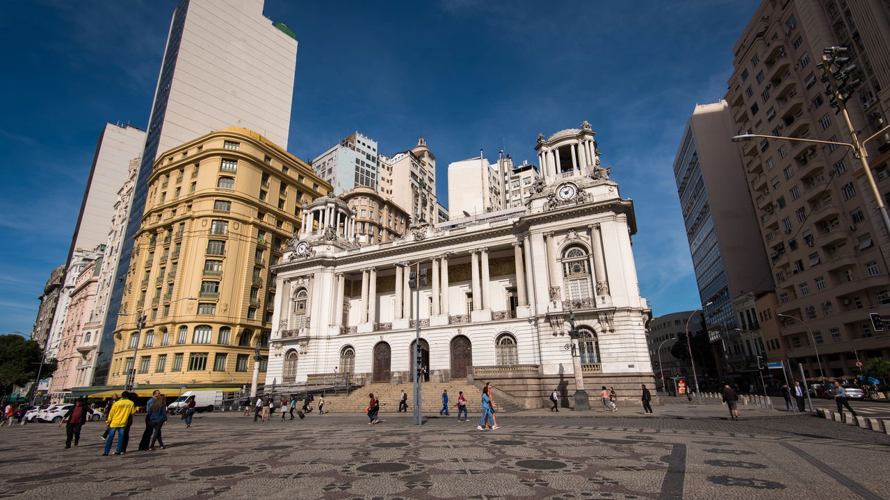 A Cinelândia, localizada no Centro do Rio de Janeiro, atravessa décadas como cenário de transformações, manifestações e encontros históricos que construíram sua identidade