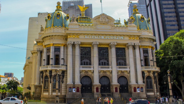 A Cinelândia, localizada no Centro do Rio de Janeiro, atravessa décadas como cenário de transformações, manifestações e encontros históricos que construíram sua identidade A Cinelândia, localizada no Centro do Rio de Janeiro, atravessa décadas como cenário de transformações, manifestações e encontros históricos que construíram sua identidade