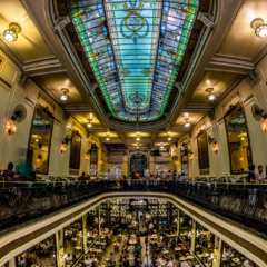 A Confeitaria Colombo, localizada no coração do Rio de Janeiro, é reconhecida como um patrimônio cultural do Brasil. Desde 1894, o local ostenta detalhes arquitetônicos únicos