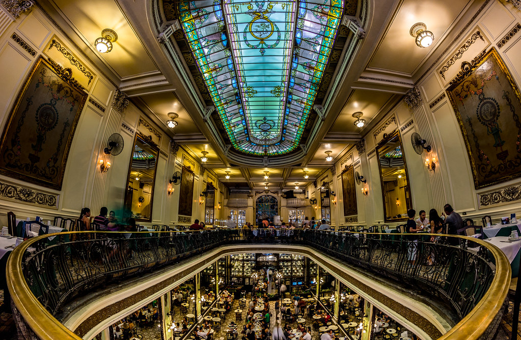 A Confeitaria Colombo, localizada no coração do Rio de Janeiro, é reconhecida como um patrimônio cultural do Brasil. Desde 1894, o local ostenta detalhes arquitetônicos únicos A Confeitaria Colombo, localizada no coração do Rio de Janeiro, é reconhecida como um patrimônio cultural do Brasil. Desde 1894, o local ostenta detalhes arquitetônicos únicos