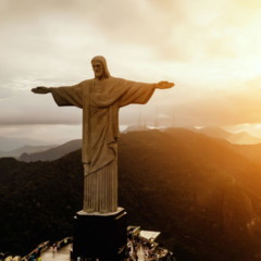 O Cristo Redentor foi eleito uma das sete maravilhas do mundo moderno, símbolo máximo do Rio de Janeiro e do Brasil desde sua inauguração em 1931