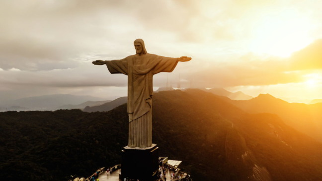O Cristo Redentor foi eleito uma das sete maravilhas do mundo moderno, símbolo máximo do Rio de Janeiro e do Brasil desde sua inauguração em 1931 O Cristo Redentor foi eleito uma das sete maravilhas do mundo moderno, símbolo máximo do Rio de Janeiro e do Brasil desde sua inauguração em 1931