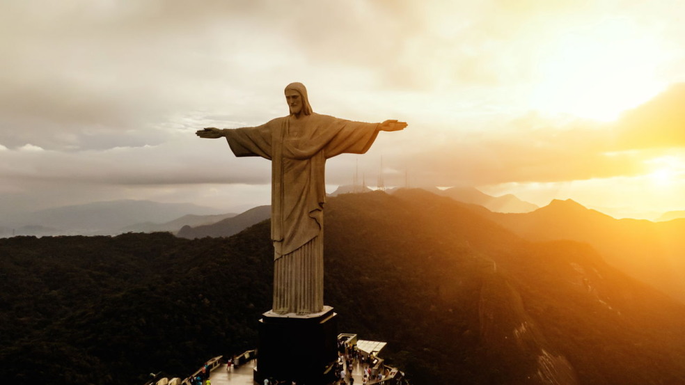 O Cristo Redentor foi eleito uma das sete maravilhas do mundo moderno, símbolo máximo do Rio de Janeiro e do Brasil desde sua inauguração em 1931 O Cristo Redentor foi eleito uma das sete maravilhas do mundo moderno, símbolo máximo do Rio de Janeiro e do Brasil desde sua inauguração em 1931
