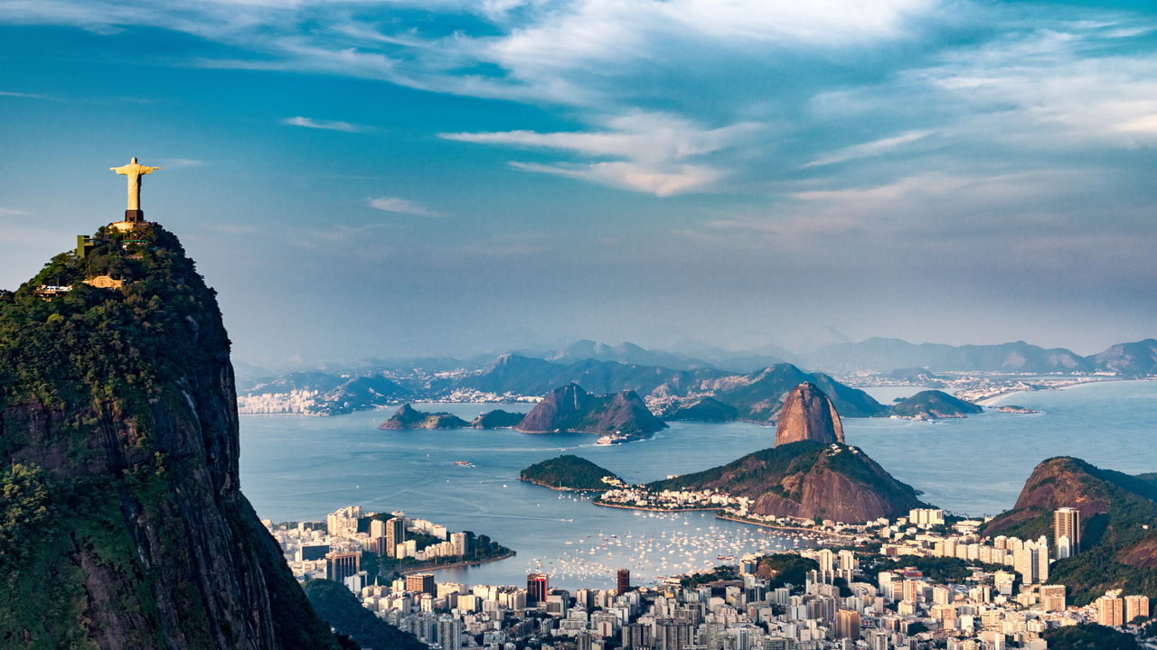 O Cristo Redentor foi eleito uma das sete maravilhas do mundo moderno, símbolo máximo do Rio de Janeiro e do Brasil desde sua inauguração em 1931