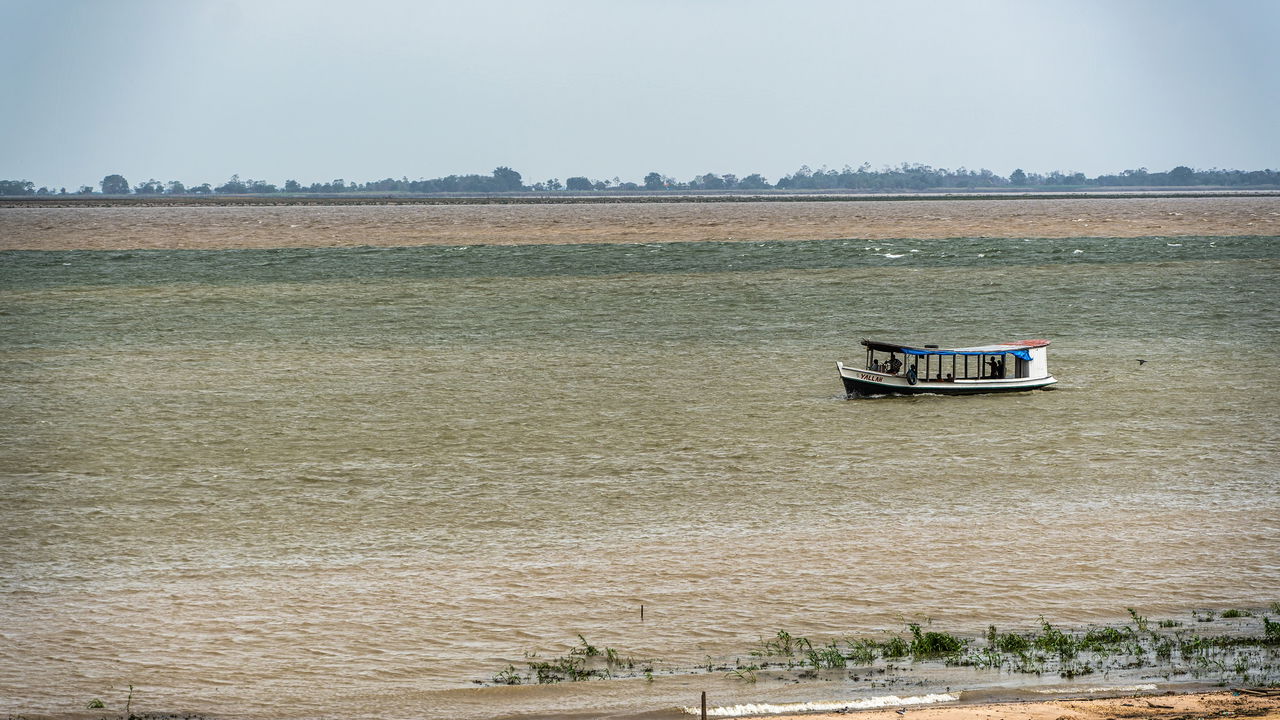 Navegar pelo Rio Amazonas até o Encontro das Águas em Santarém, no Pará, revela uma experiência marcante, que une natureza selvagem e riqueza cultural