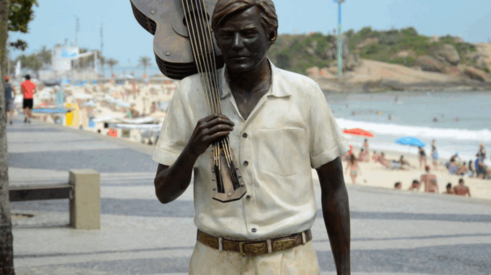 A história curiosa da estátua de Tom Jobim no Arpoador envolve muito mais que homenagear um ícone da música brasileira