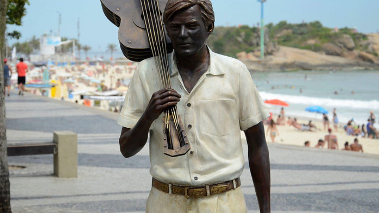 A história curiosa da estátua de Tom Jobim no Arpoador envolve muito mais que homenagear um ícone da música brasileira