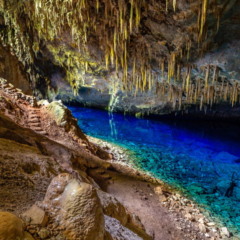 A Gruta do Lago Azul em Bonito, situada no estado do Mato Grosso do Sul, destaca-se entre os destinos naturais mais impressionantes do Brasil em 2025