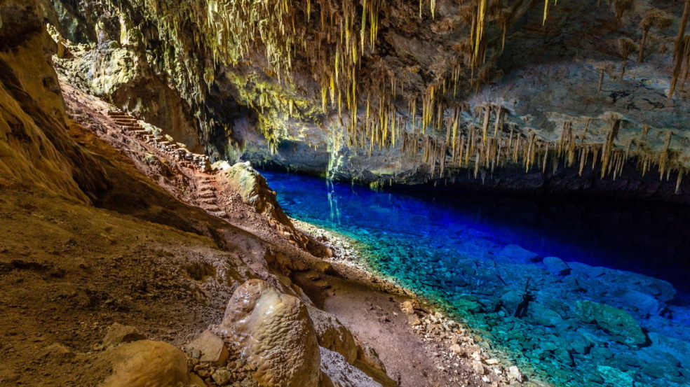 A Gruta do Lago Azul em Bonito, situada no estado do Mato Grosso do Sul, destaca-se entre os destinos naturais mais impressionantes do Brasil em 2025