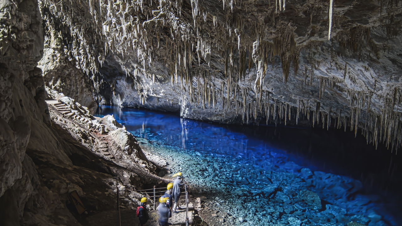 A Gruta do Lago Azul em Bonito, situada no estado do Mato Grosso do Sul, destaca-se entre os destinos naturais mais impressionantes do Brasil em 2025