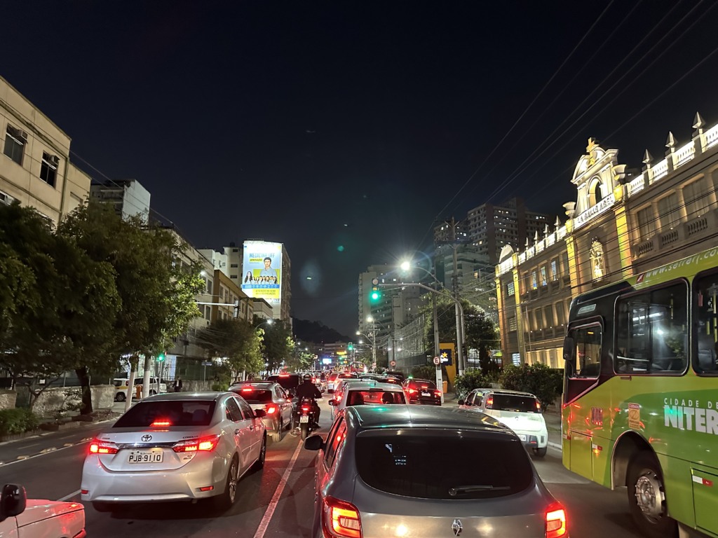 Foto: Cidade de Niterói | 18h20 | Avenida Roberto Silveira completamente engarrafada no sentido Rio. Foto: Cidade de Niterói | 18h20 | Avenida Roberto Silveira completamente engarrafada no sentido Rio.