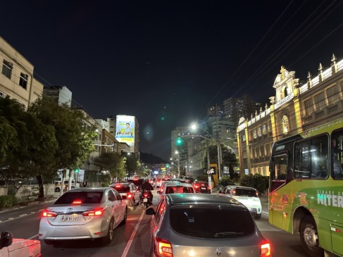 Foto: Cidade de Niterói | 18h20 | Avenida Roberto Silveira completamente engarrafada no sentido Rio.